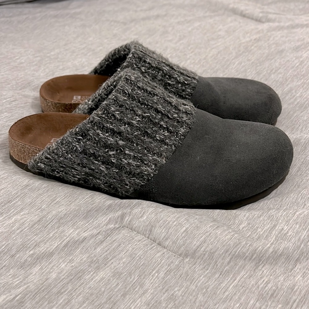 EUC! White Mountain Beckham Suede Clogs in Size 9
